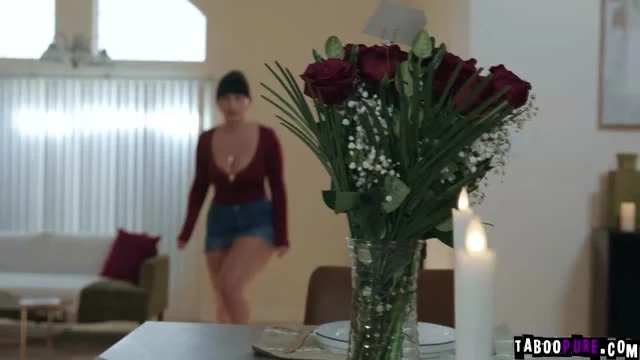 Ngủ cùng mẹ kế vú to